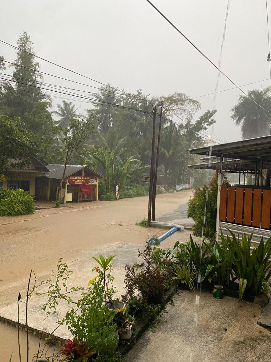 Curah Hujan Tinggi Akibatkan Banjir dan Pemadaman Listrik di Sendangsari